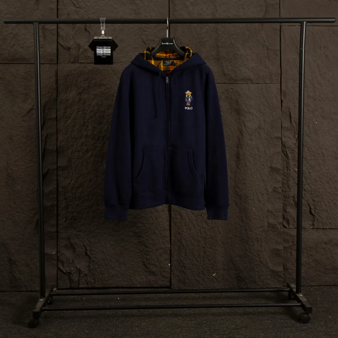 P270 Actual photo [Popular item] Style number: 25104# Color: Navy blue/hemp gray/white Size: S to XL - Ralph Lauren/Ralph Lauren 2025AW Autumn and Winter Bear series stacked topstitch design plaid lining hooded cardigan zipper sweatshirt - Original workmanship consistent Professional four-needle six-thread topstitch design ✅ - Face 370g double-sided cotton heavyweight fabric Contrast color yarn-dyed plaid inside ✅| - Highly restored customized brand zipper 0.8 pure cotton high-density hook and loop bonnet ✅ - RL limited design style Colorful bear logo precision embroidery Bright color contrasting plaid hood inside The upper body is colorful and distinguishes the classic style. Both men and women can easily control it. Simple and clean, versatile and can go wrong. Exposed topstitch 0.8 cm retro primary color hook and loop drawstring. Every detail is perfect.